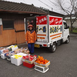 移動販売車と奥さん、「鳥羽一郎」を流しながらまわってます。