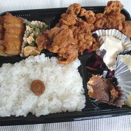 唐揚弁当700円。ボリューミーです。