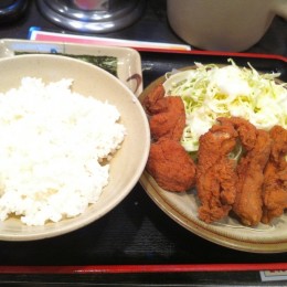 からあげ定食。これに各種ラーメンがつきます。(例：長浜ラーメンのセットで998円)